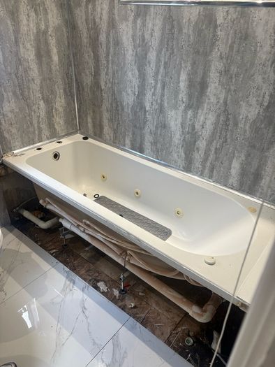 Jacuzzi bath & glass panel
