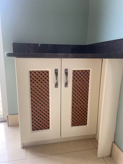 Kitchen units, work top and Belfast sink