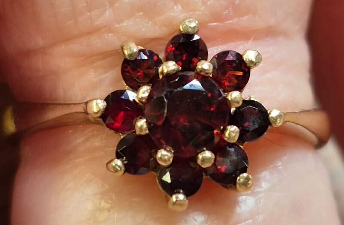 Gold ring floral design with garnet