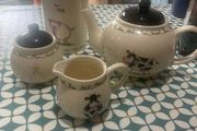Tea pot / sugar / milk / tea