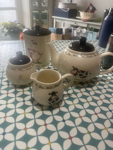 Tea pot / sugar / milk / tea