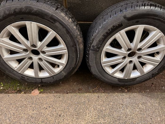 VW Golf original alloys and tyres