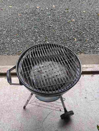 Charcoal kettle barbecue with lid thermometer and cover