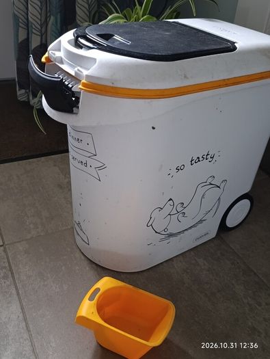 Pet food container