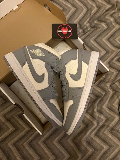 Jordan 1 Mid "Stealth"