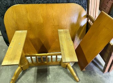 Extendable dining table
