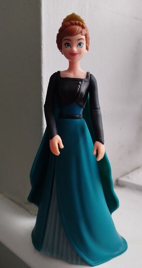 Frozen Anna figure from Easter Kinder Maxi egg 2026. Big figure 14 cm height.