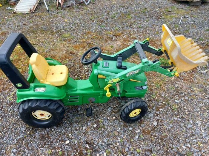 LittleTykes folding slide . 85 EURO and John deere Ride on tractor 40 euro