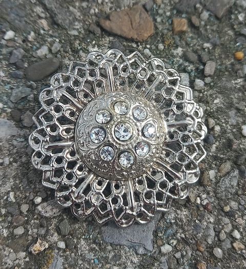 Vintage jewelry is sold individually for 5 to 10 euros