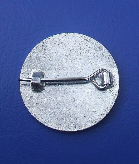 DENNE PARK DOG TRAINING CLUB (East Sussex) - membership badge (1970's). A scarce badge.