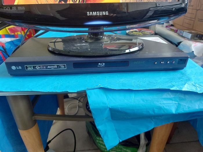LG 3D-2D Blu-Ray Disc-DVD Player (Model BD660) and Samsung 19 inch TV-Monitor (Model LE19R88BD) with HDMI Lead, Power Cables and TV remote, both in excellent condition