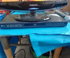 LG 3D-2D Blu-Ray Disc-DVD Player (Model BD660) in excellent condition