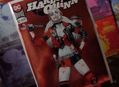 Harley Quinn ! Issue #52 ! Chrome Cover ! 2018 ! by DC Comics !
