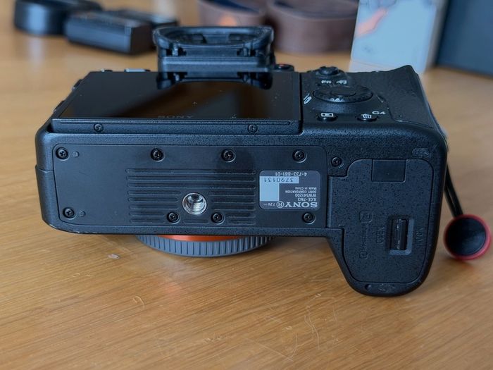 Sony A7iii, 2 genuine batteries, charger, strap