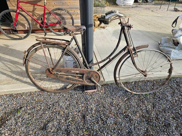 Antique bicycle, Humber womens bike with brooks saddle. Needs a lot of work or would be suitable for pub memorabilia. Free, for collection only.