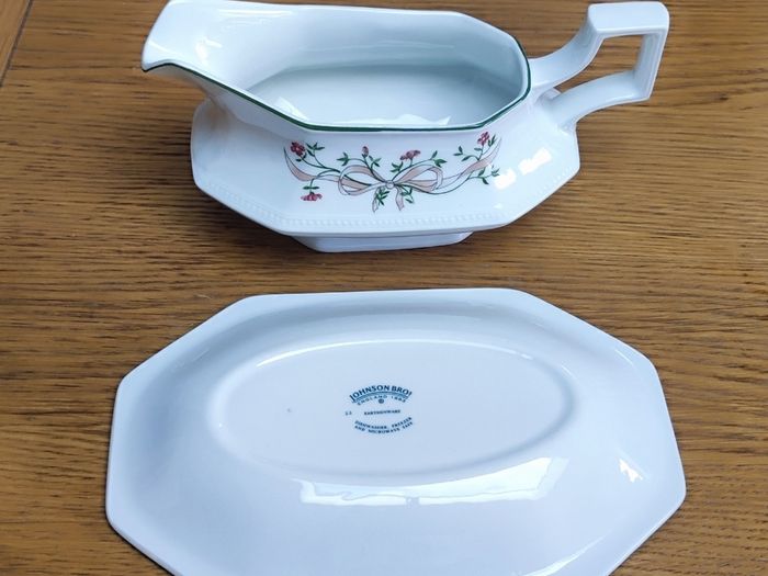 Vintage Johnson Brothers Eternal Beau Gravy Boat & Under Plate Made in England