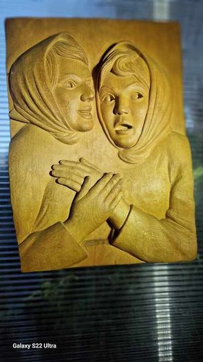 Sculptures, portraits made of wood.