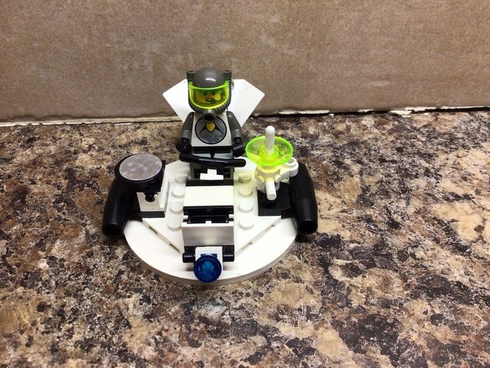 lego land - Lego set no 6815 - Hovertron - full and complete