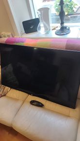 LG 40" Ultra HD TV + Wall bracket ( new in box)