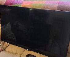 LG 40" Ultra HD TV + Wall bracket ( new in box)