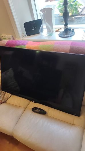 LG 40" Ultra HD TV + Wall bracket ( new in box)