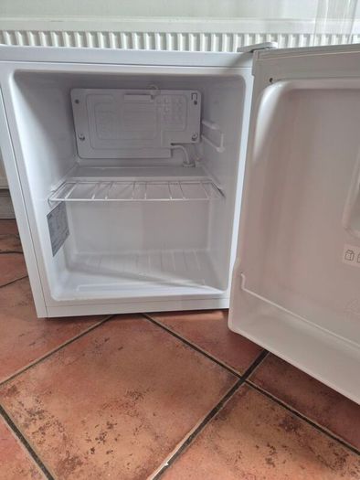 LOGiK Mini Fridge - White
