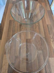 2 glass bowls