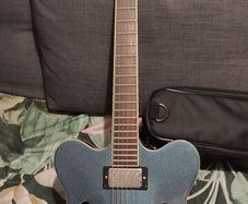Hofner Verythin Electric Guitar - Pearl Blue