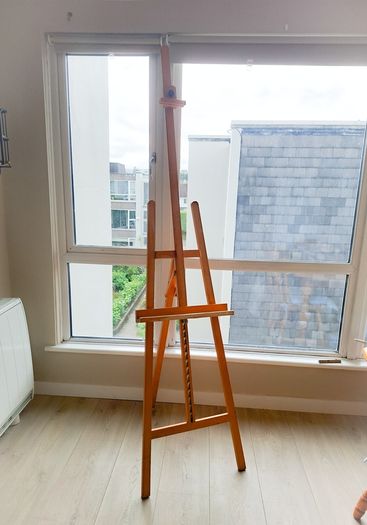 Floor standing easel
