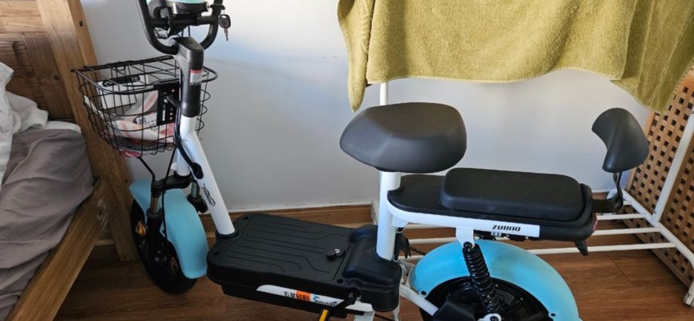 2 bikes left brand new emoped 25km max speed scooter type