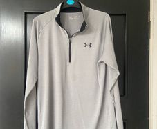 Men's Under Armoir top size medium