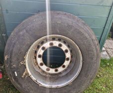 10 stud super single tyre