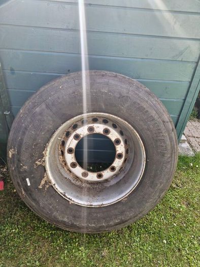 10 stud super single tyre