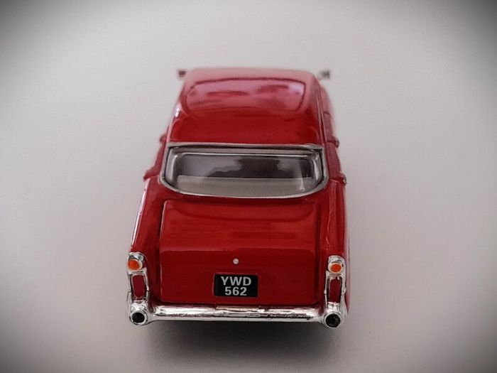 Diecast Model Vauxhall Victor F Series Red - Collectable Vanguards 1:43