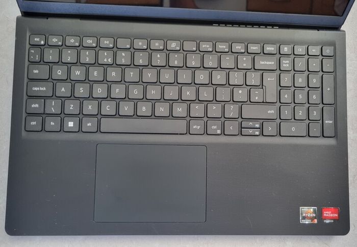 Dell Vostro 3525, AMD Ryzen 5 5625u 16GB 512GB