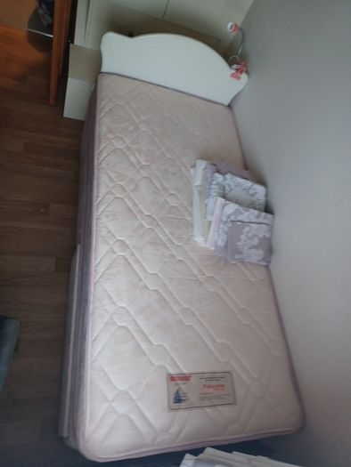 Single bed with headboard and double drawer divan.3 sets of bed clothes and mattress protector, barely used.