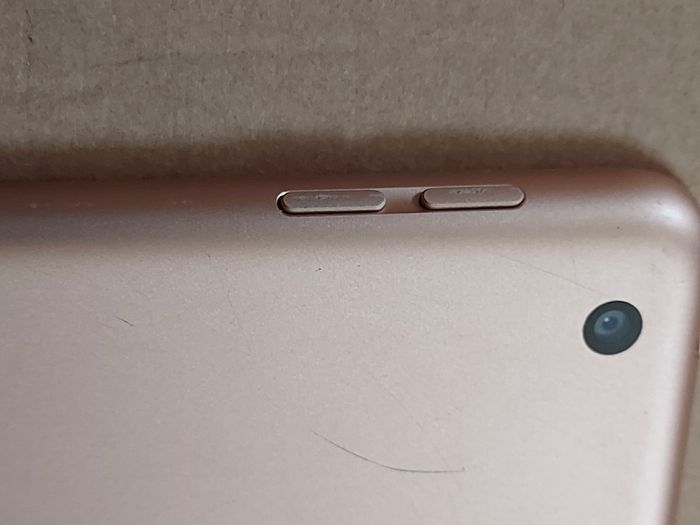 Apple Ipad 7th Generation, 32 GB, in very good cosmetic condition, Activation Locked to previous owner