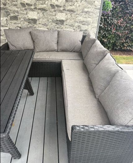 Garden Couch Set sits 5/6 inc Table