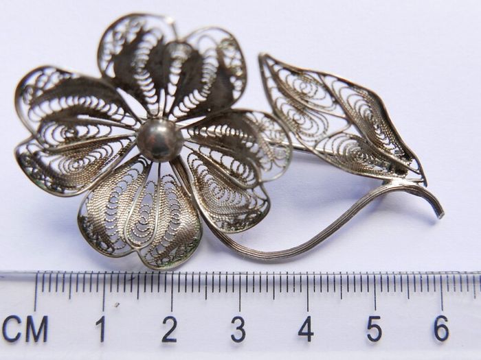 Vintage silver filigree flower brooch
