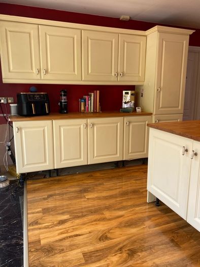 Cream Kitchen with Solid Oak Worktops + integrated Dishwasher & Fridge/Freezer + new Quartz black Sink & Mixer Tap