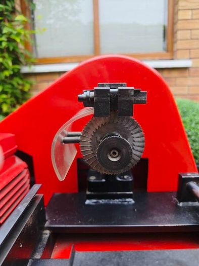 Key cutting/duplicating machine