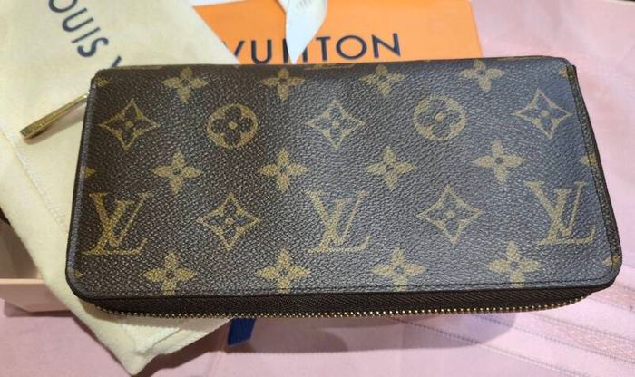 Genuine Louis Vuitton Zippy Wallet