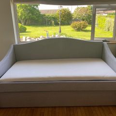 trundel bed