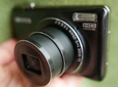 Fujifilm FinePix JX420 16MP Digital Camera plus SD card, charging cable, case