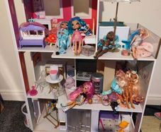 Rainbow high dolls house and pool party. Five dolls clothes and accessories.