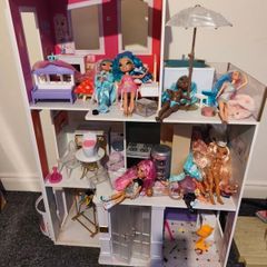 Rainbow high dolls house and pool party. Five dolls clothes and accessories.