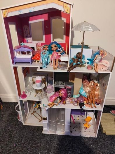 Rainbow high dolls house and pool party. Five dolls clothes and accessories.