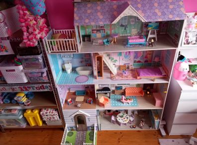 Lillies Dolls house with all accessories