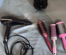 Hair Dryer  3 Round Brushes & Diffuser Attachment  Great Condition