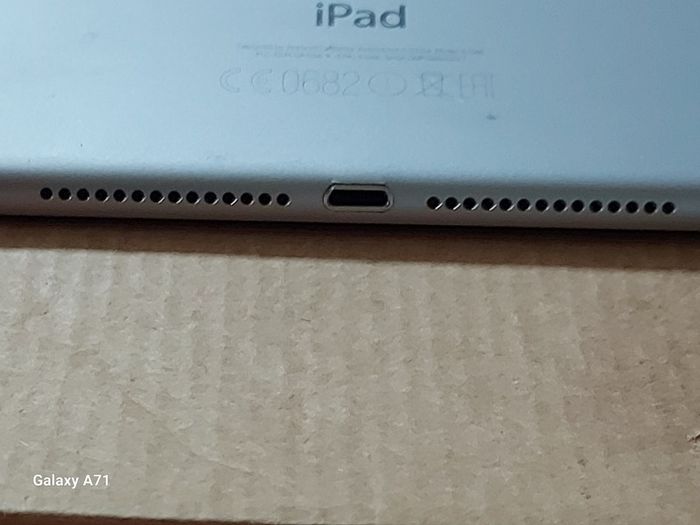 Apple Ipad Air 2nd Generation, 16GB, Space Gray, 94% Battery Life, No Activation Lock, but screen not displaying, and there is some damage to back top right corner, see pictures